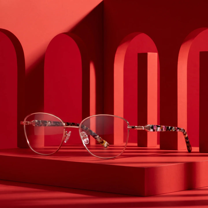 Anteojos Fiore 2208 en brown tortoiseshell – displayed on a vivid red podium among arches