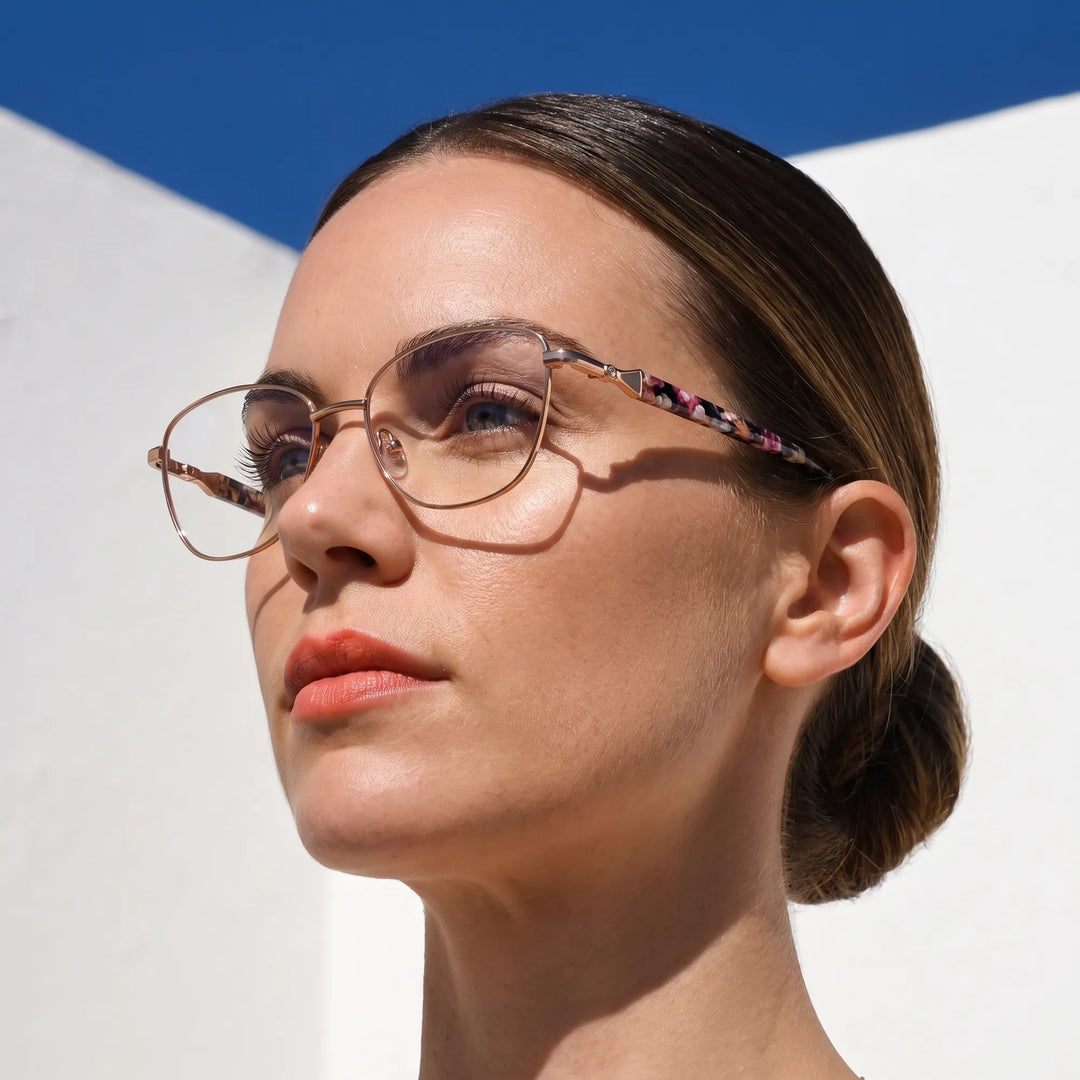 Anteojos Fiore 2208 en brown tortoiseshell, en modelo – retrato de campaña, island rooftop portrait in summer light