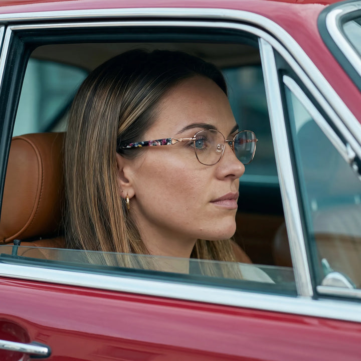 Anteojos Fiore 2208 en brown tortoiseshell, en modelo – retrato de campaña, mirada a través de la ventana de un auto clásico rojo