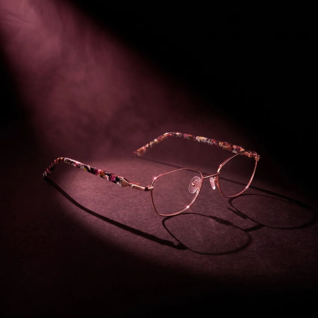 Anteojos Fiore 2208 en brown tortoiseshell – bajo un haz de luz teatral