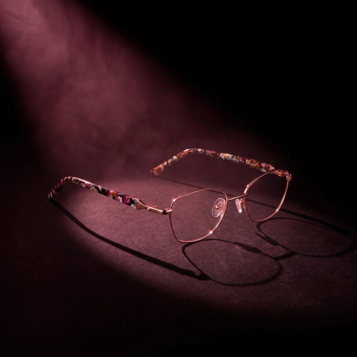 Anteojos Fiore 2208 en café carey – bajo un haz de luz teatral
