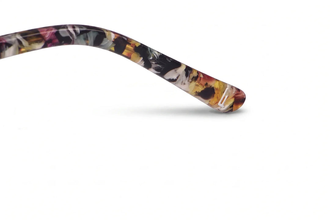 Anteojos Fiore 2208 en brown tortoiseshell – temple logo detail