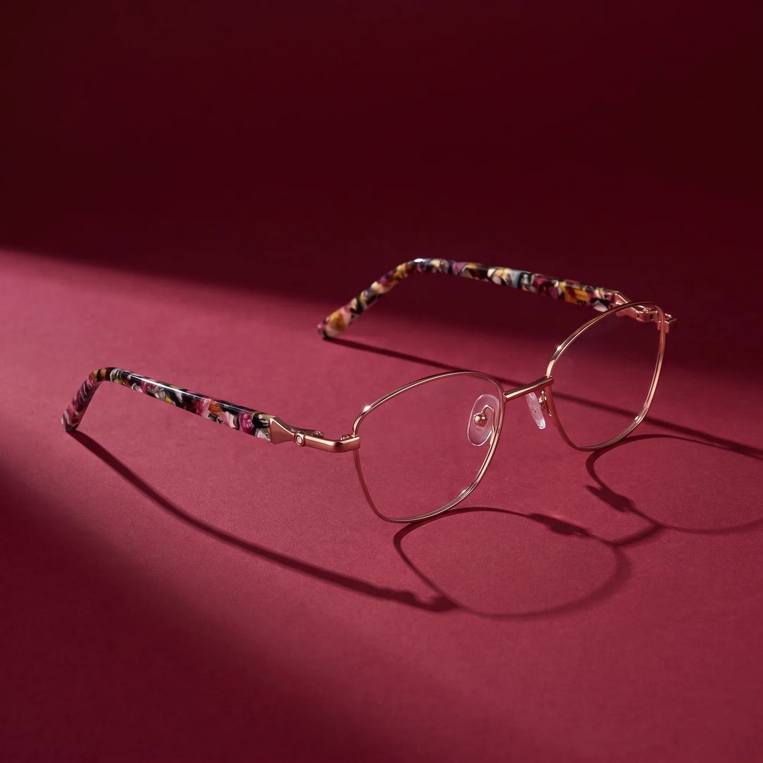 Anteojos Fiore 2208 en brown tortoiseshell – editorial still life on a saturated burgundy set