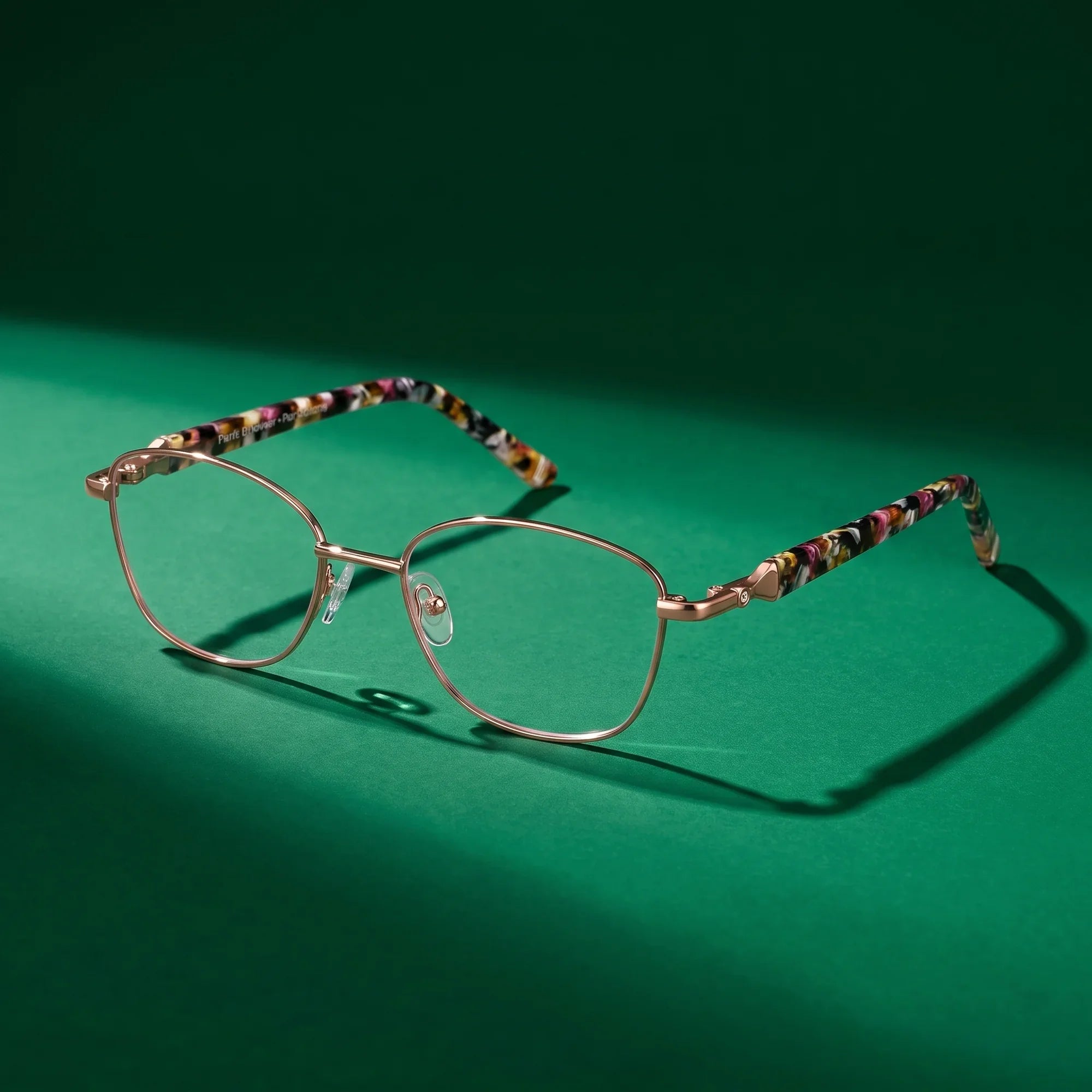 Anteojos Fiore 2208 en brown tortoiseshell – still life on a seamless emerald studio backdrop