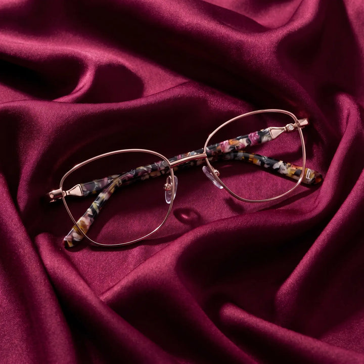 Anteojos Fiore 2208 en brown tortoiseshell – nested in flowing burgundy silk