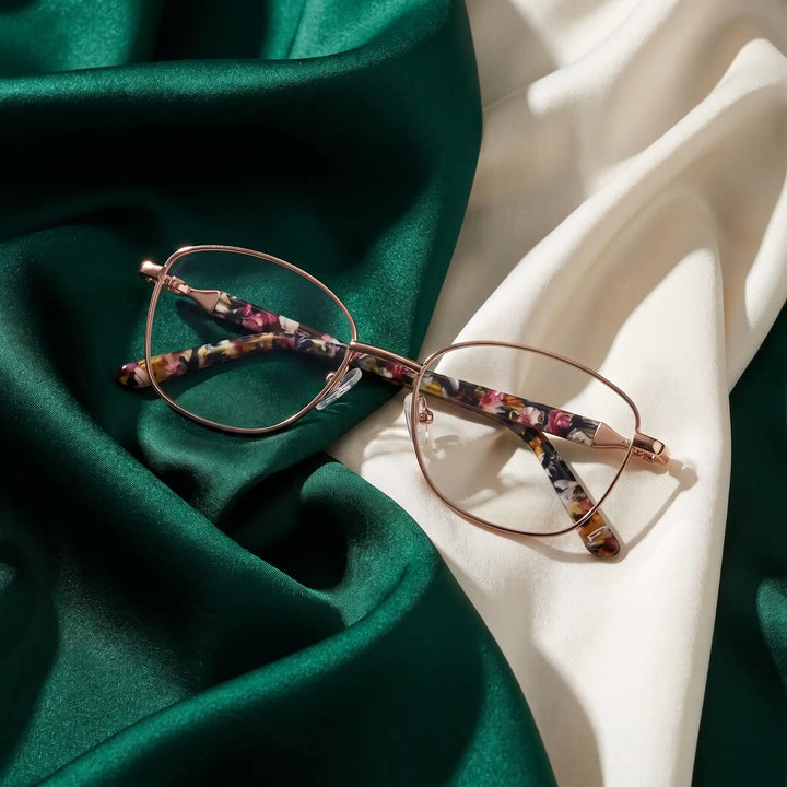 Anteojos Fiore 2208 en brown tortoiseshell – resting on draped emerald and ivory silk