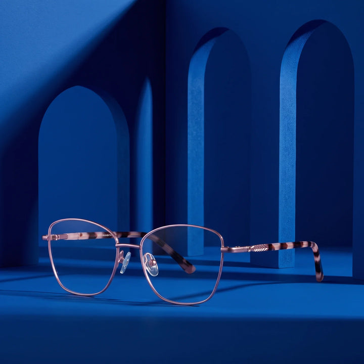 Anteojos Fiore 2210 en rosa – staged on a sculptural cobalt architecture set