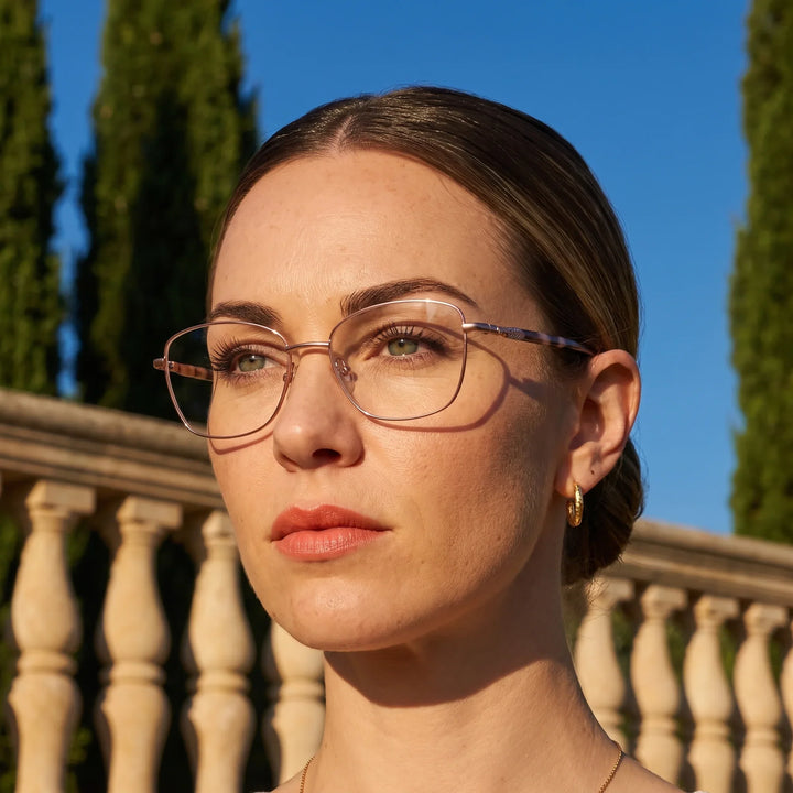 Anteojos Fiore 2210 en rosa, en modelo – retrato de campaña, terraza de villa italiana a la hora dorada