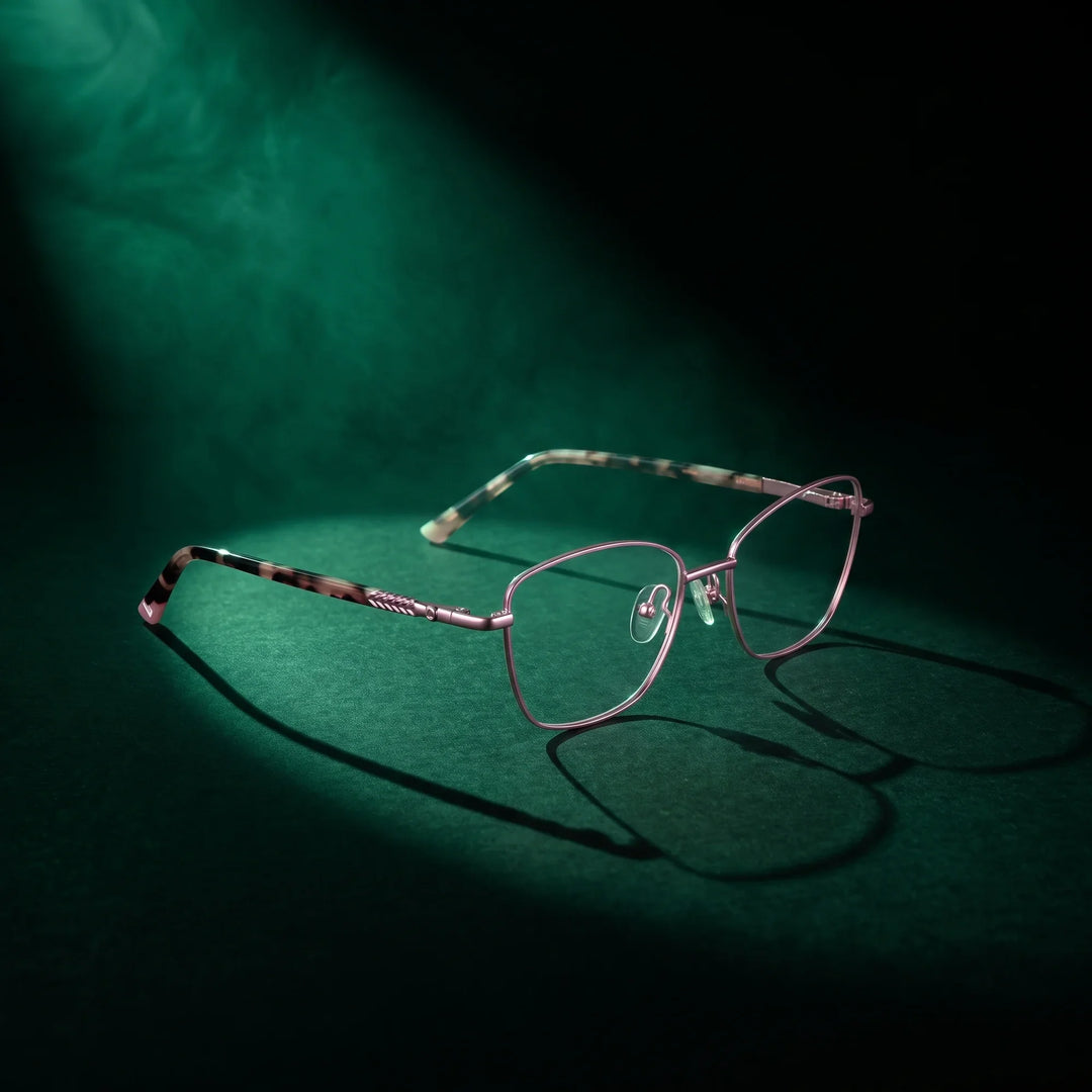 Anteojos Fiore 2210 en rosa – bajo un haz de luz teatral
