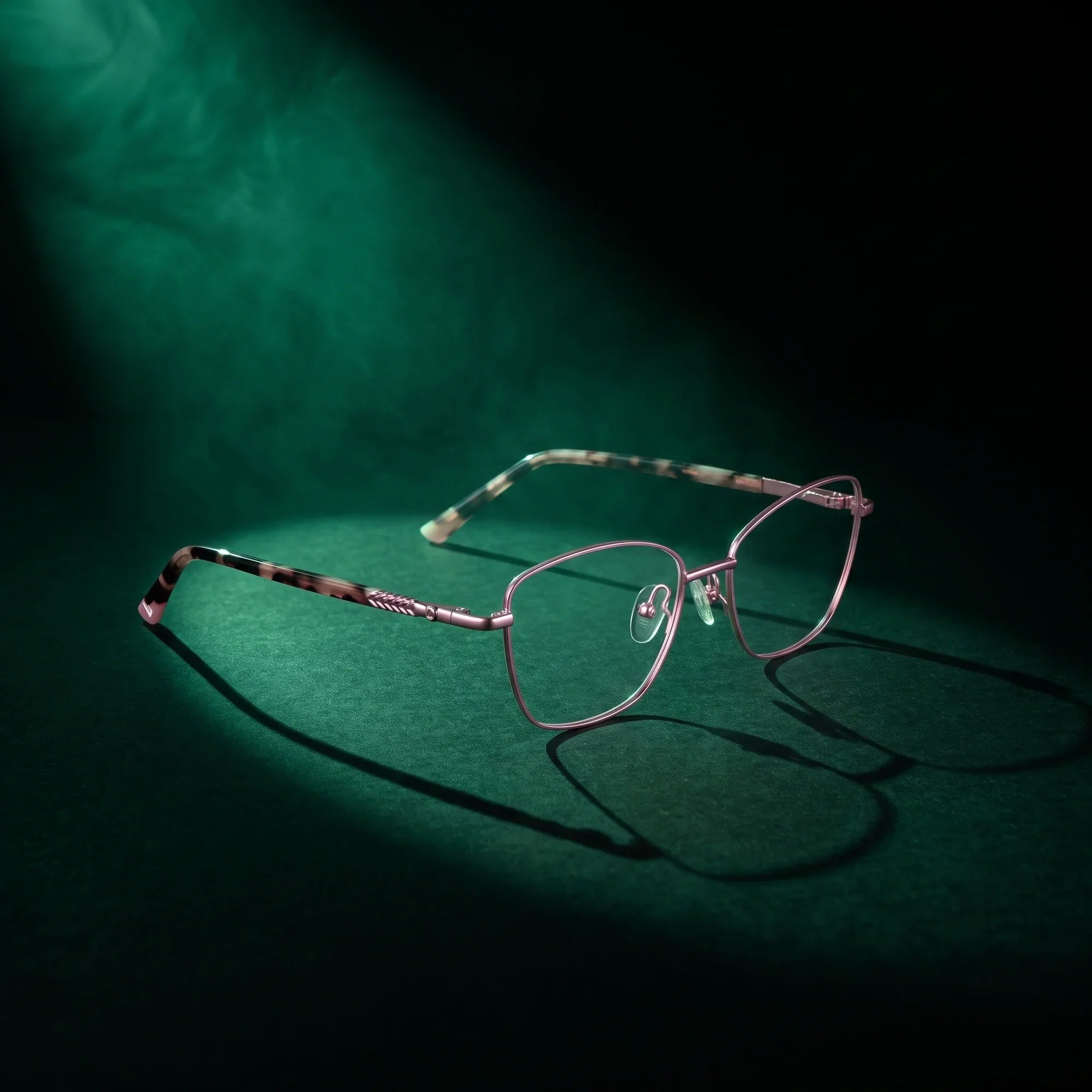 Anteojos Fiore 2210 en rosa – bajo un haz de luz teatral
