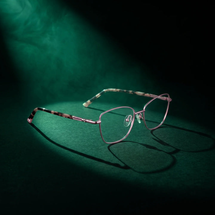Anteojos Fiore 2210 en rosa – bajo un haz de luz teatral