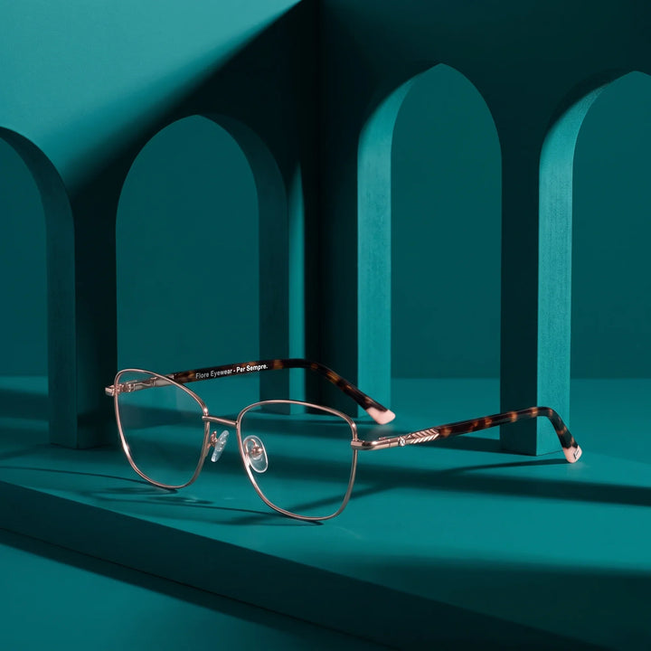 Anteojos Fiore 2210 en gold pink – still life among monochrome teal arches