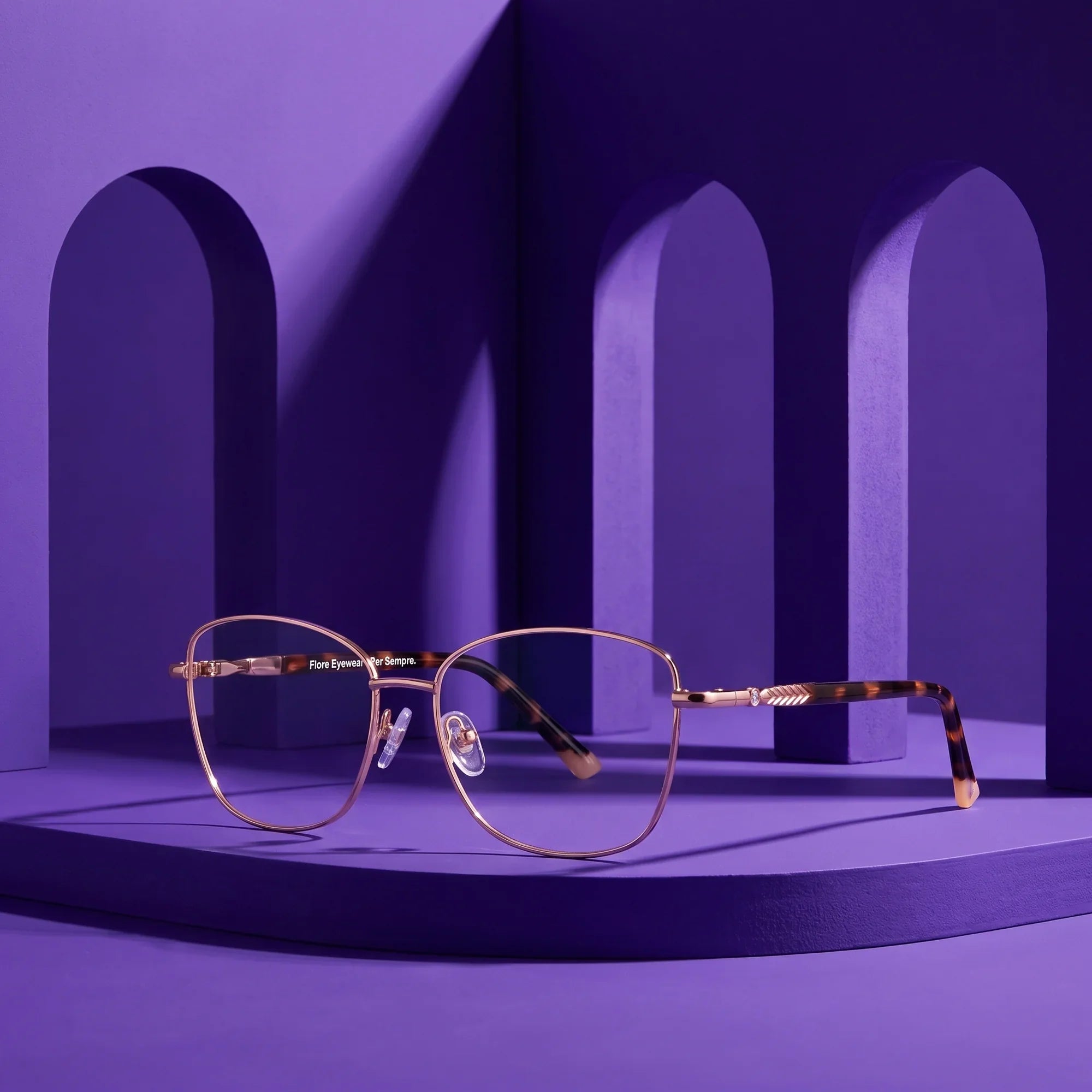 Anteojos Fiore 2210 en gold pink – puesta en escena en un set arquitectónico violeta