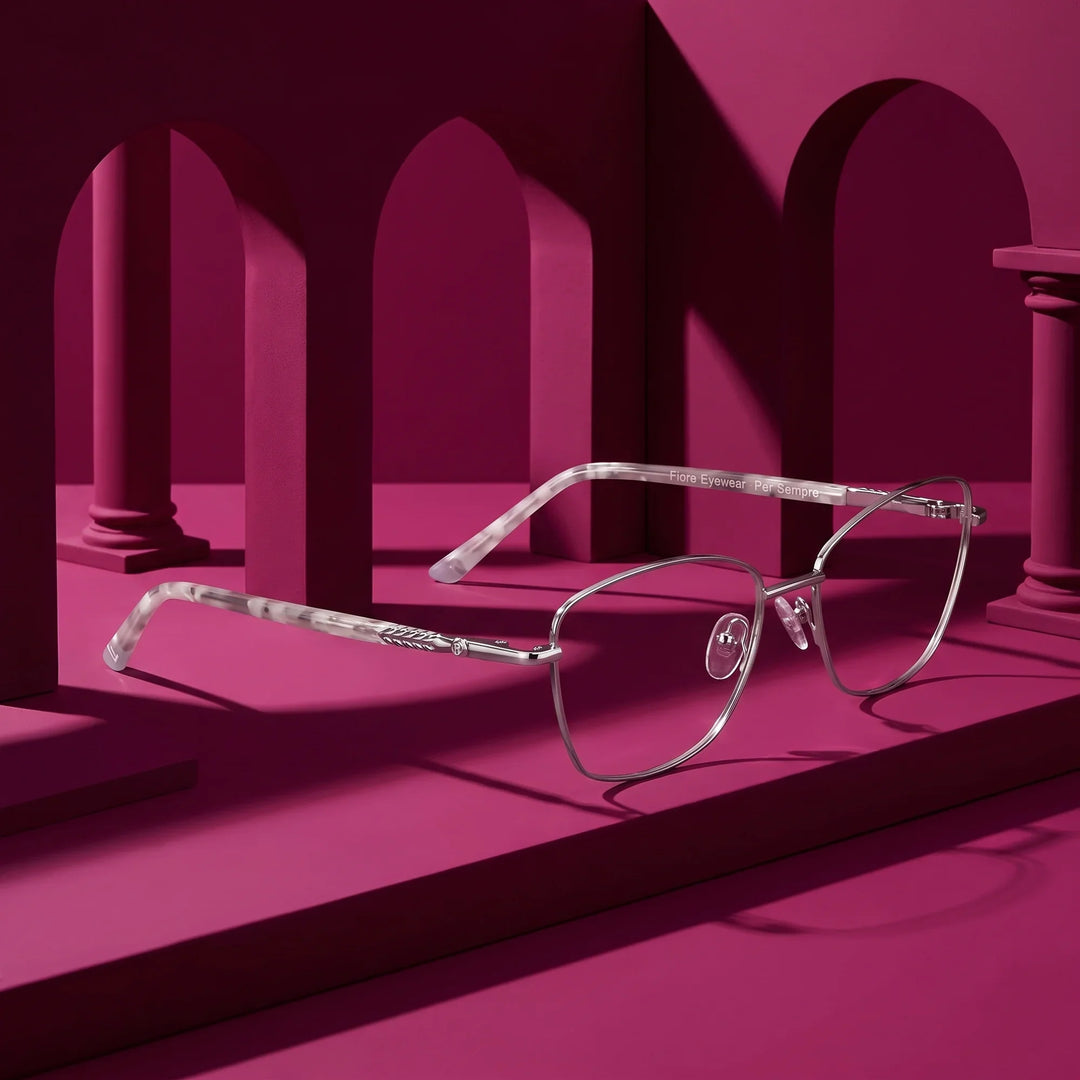 Anteojos Fiore 2210 en silver black – displayed on a magenta podium among arches