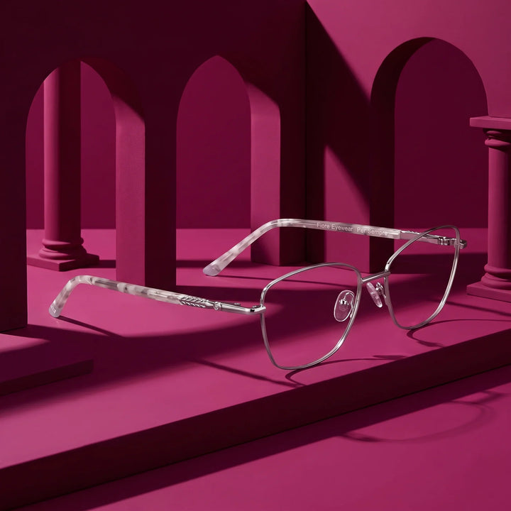 Anteojos Fiore 2210 en silver black – displayed on a magenta podium among arches