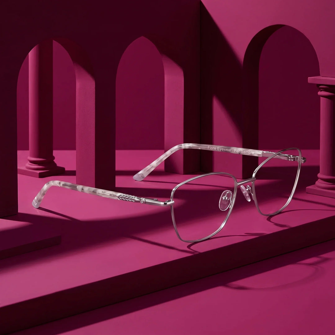Anteojos Fiore 2210 en plateado negro – displayed on a magenta podium among arches
