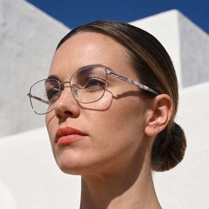 Anteojos Fiore 2210 en silver black, en modelo – retrato de campaña, cal balear al sol y cielo azul profundo