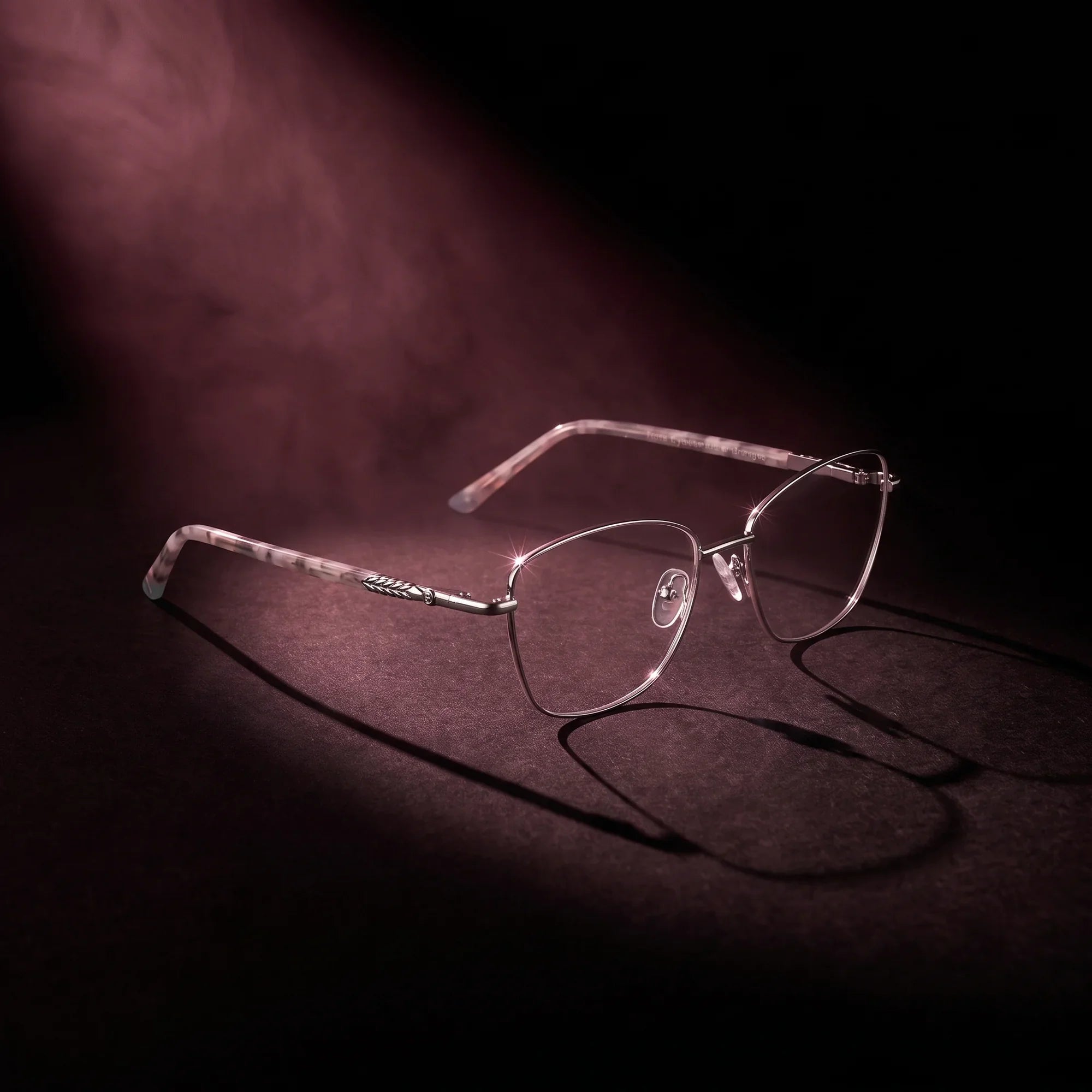 Anteojos Fiore 2210 en silver black – bajo un haz de luz teatral