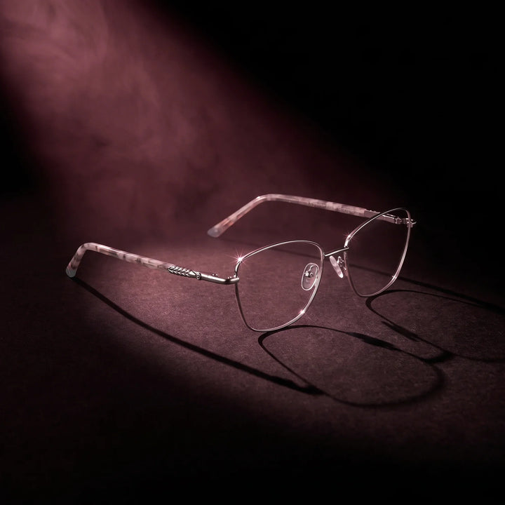 Anteojos Fiore 2210 en silver black – bajo un haz de luz teatral