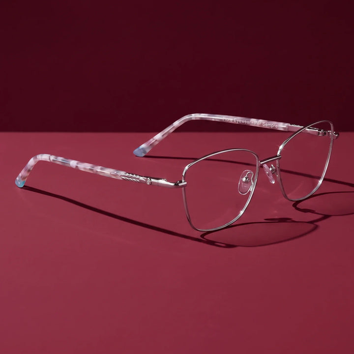 Anteojos Fiore 2210 en silver black – editorial still life on a saturated burgundy set