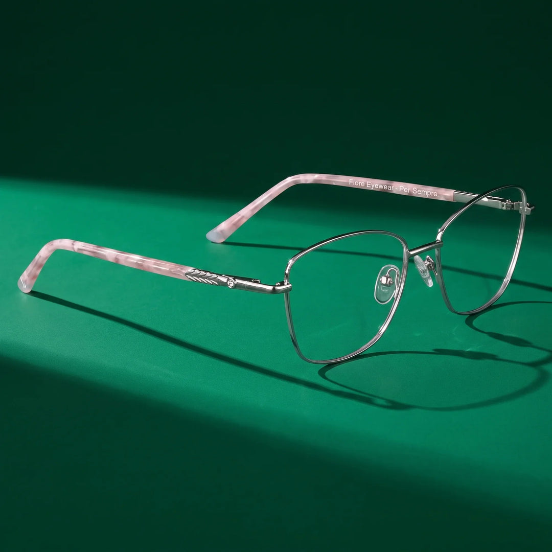 Anteojos Fiore 2210 en silver black – still life on a seamless emerald studio backdrop