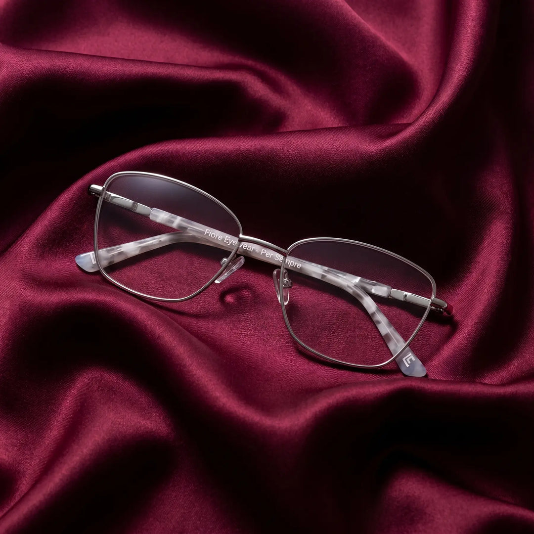 Anteojos Fiore 2210 en silver black – nested in flowing burgundy silk