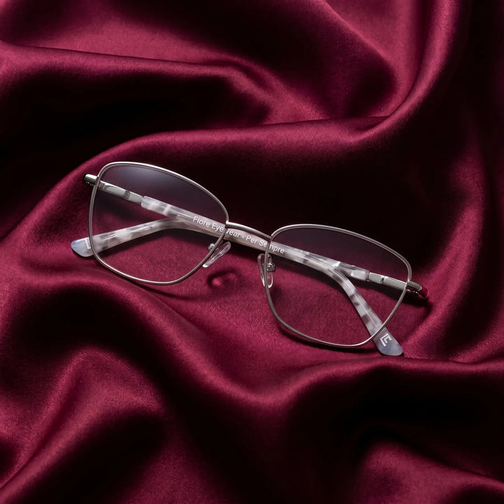 Anteojos Fiore 2210 en silver black – nested in flowing burgundy silk