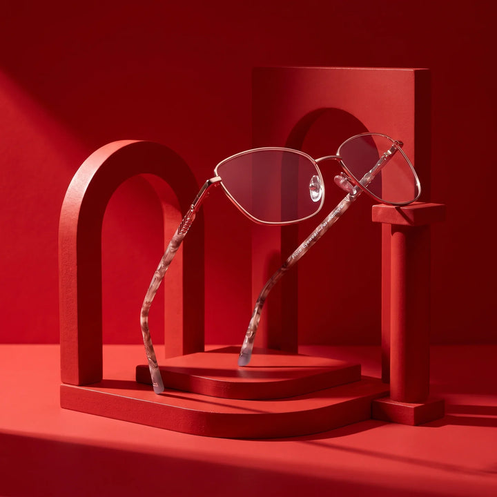 Anteojos Fiore 2210 en gold brown – still life among monochrome vivid red arches