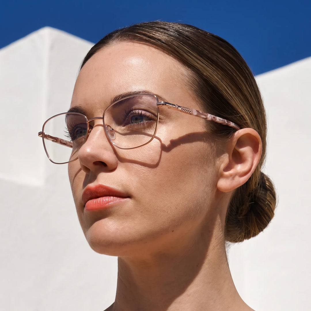 Anteojos Fiore 2210 en gold brown, en modelo – retrato de campaña, cal balear al sol y cielo azul profundo