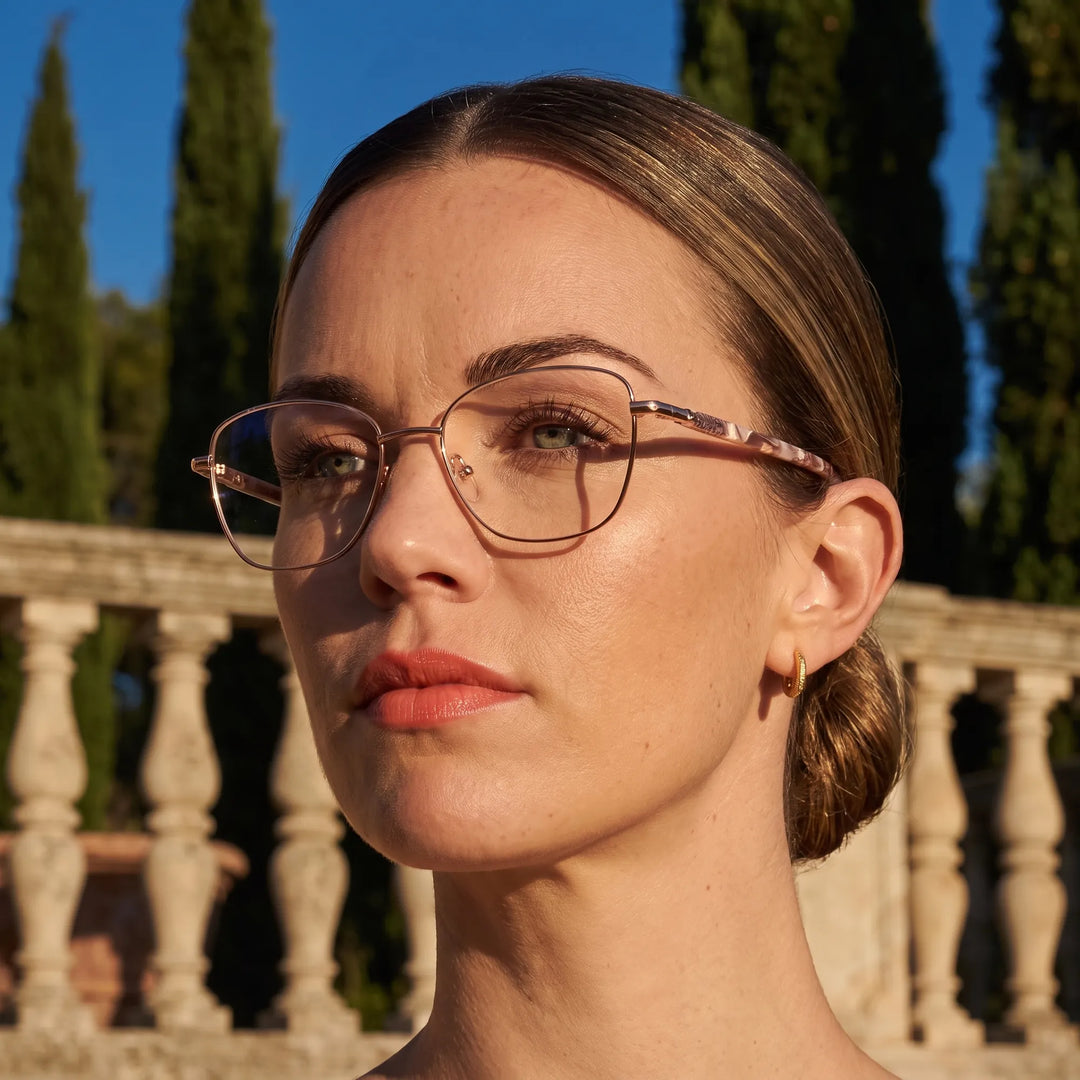 Anteojos Fiore 2210 en gold brown, en modelo – retrato de campaña, terraza de villa italiana a la hora dorada