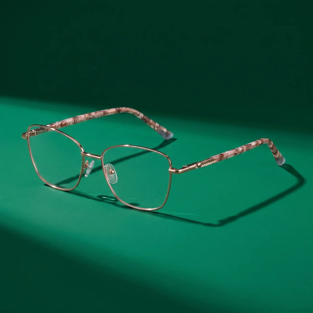 Anteojos Fiore 2210 en gold brown – bodegón editorial sobre un set esmeralda saturado