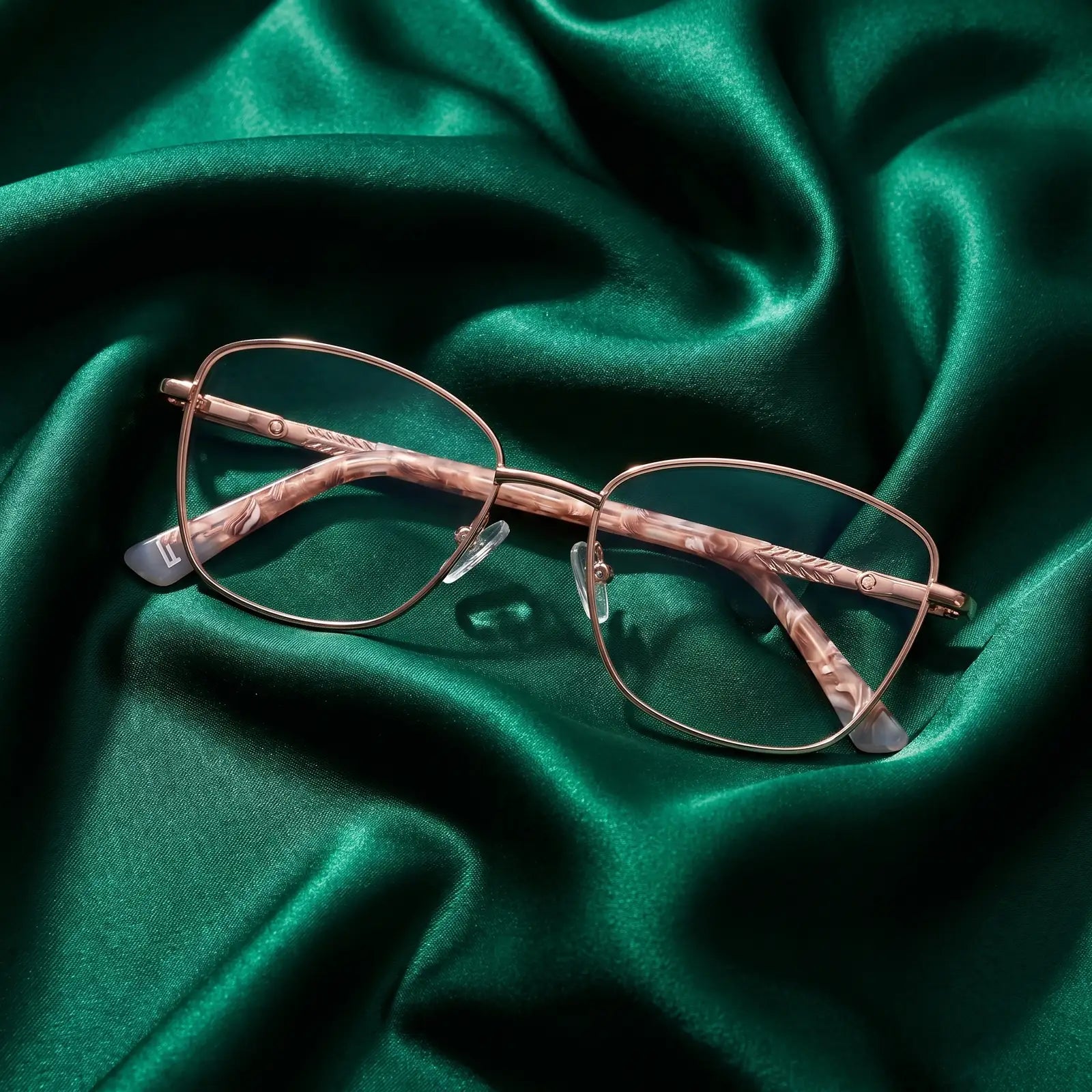 Anteojos Fiore 2210 en gold brown – envuelto en seda esmeralda fluida