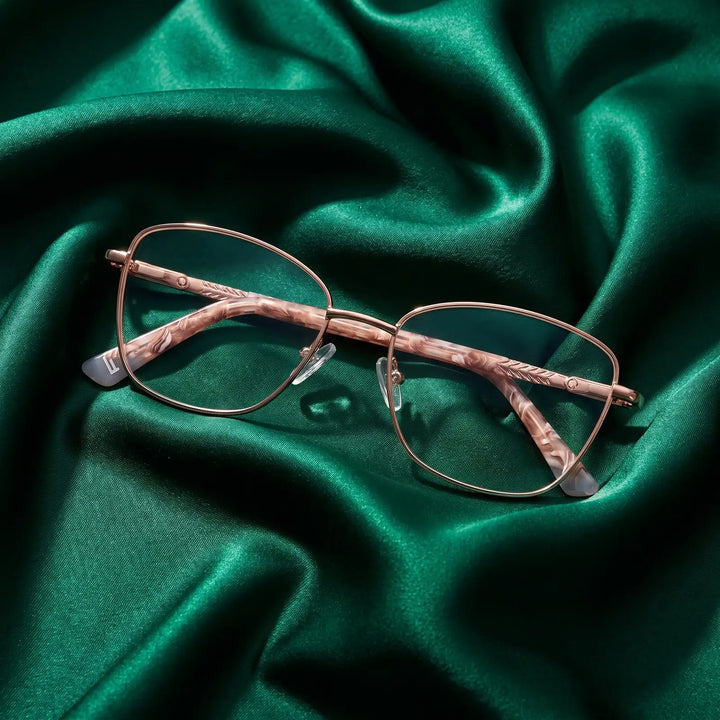 Anteojos Fiore 2210 en gold brown – envuelto en seda esmeralda fluida