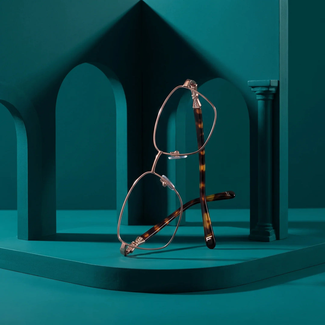 Anteojos Fiore 22115 en café – still life among monochrome teal arches