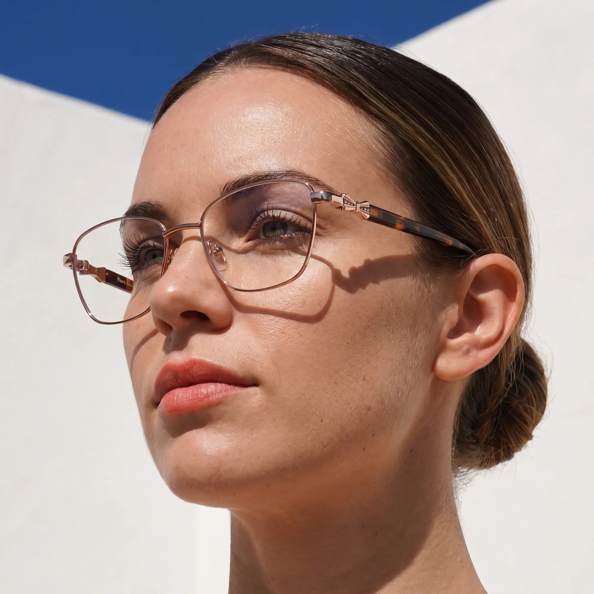 Anteojos Fiore 22115 en café, en modelo – retrato de campaña, cal balear al sol y cielo azul profundo