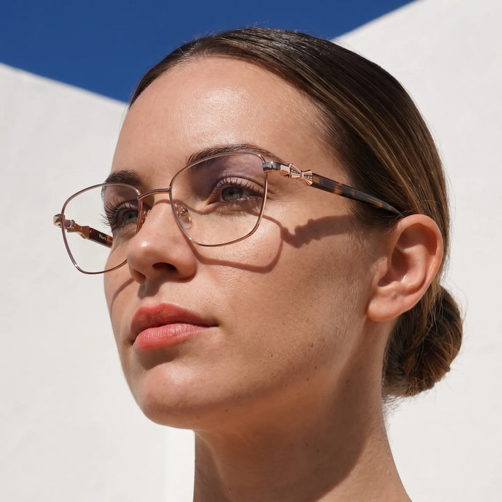 Anteojos Fiore 22115 en café, en modelo – retrato de campaña, cal balear al sol y cielo azul profundo