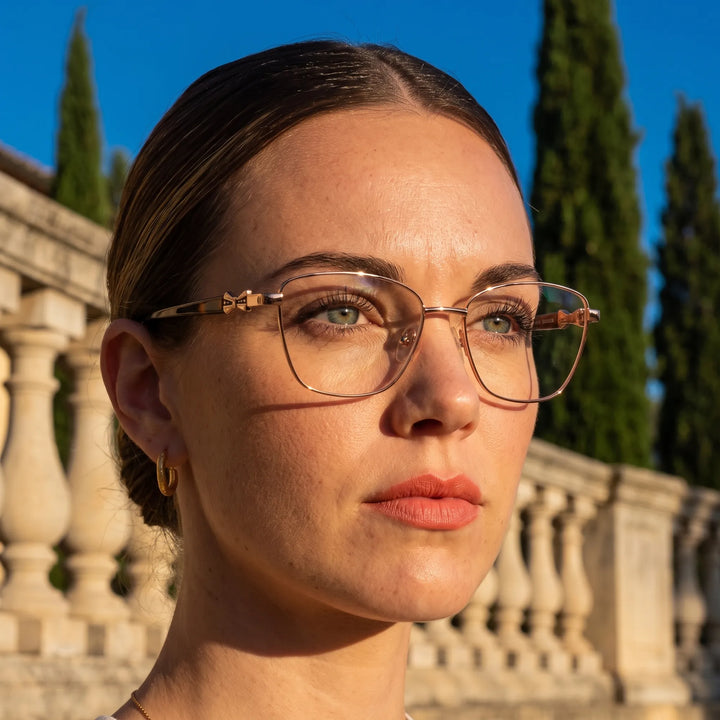 Anteojos Fiore 22115 en café, en modelo – retrato de campaña, terraza de villa italiana a la hora dorada