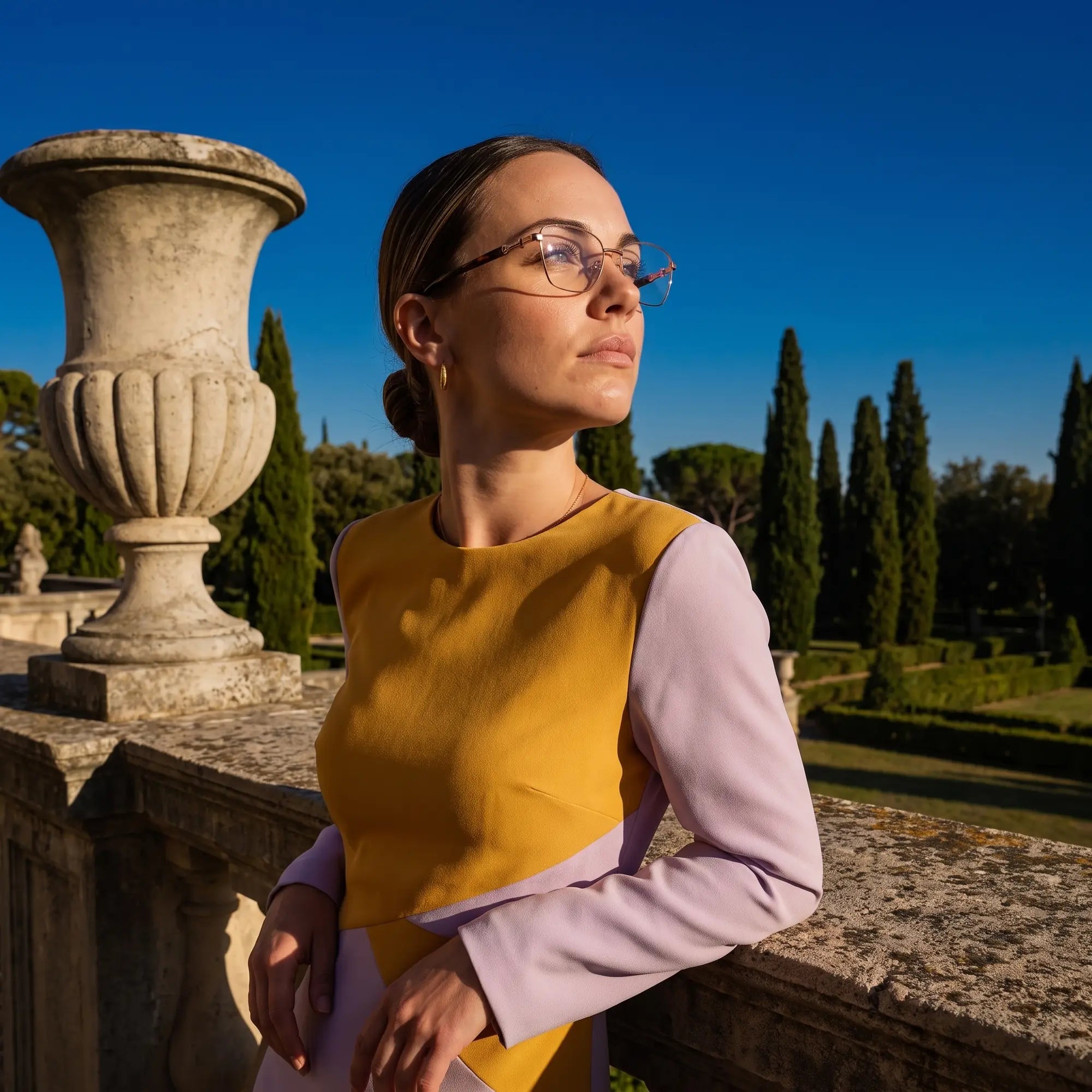 Anteojos Fiore 22115 en café, en modelo – retrato de campaña, luz de atardecer sobre un jardín de cipreses