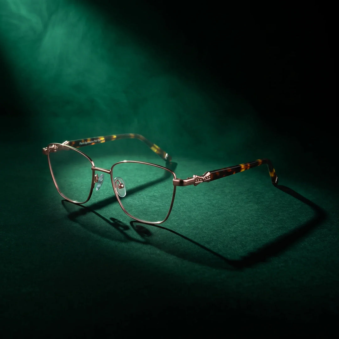 Anteojos Fiore 22115 en café – bajo un haz de luz teatral