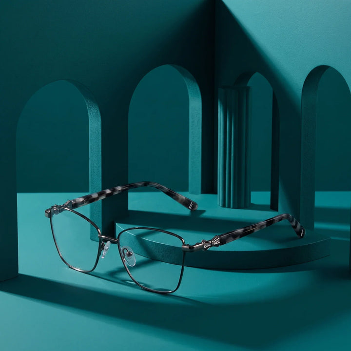 Anteojos Fiore 22115 en negro plateado – still life among monochrome teal arches
