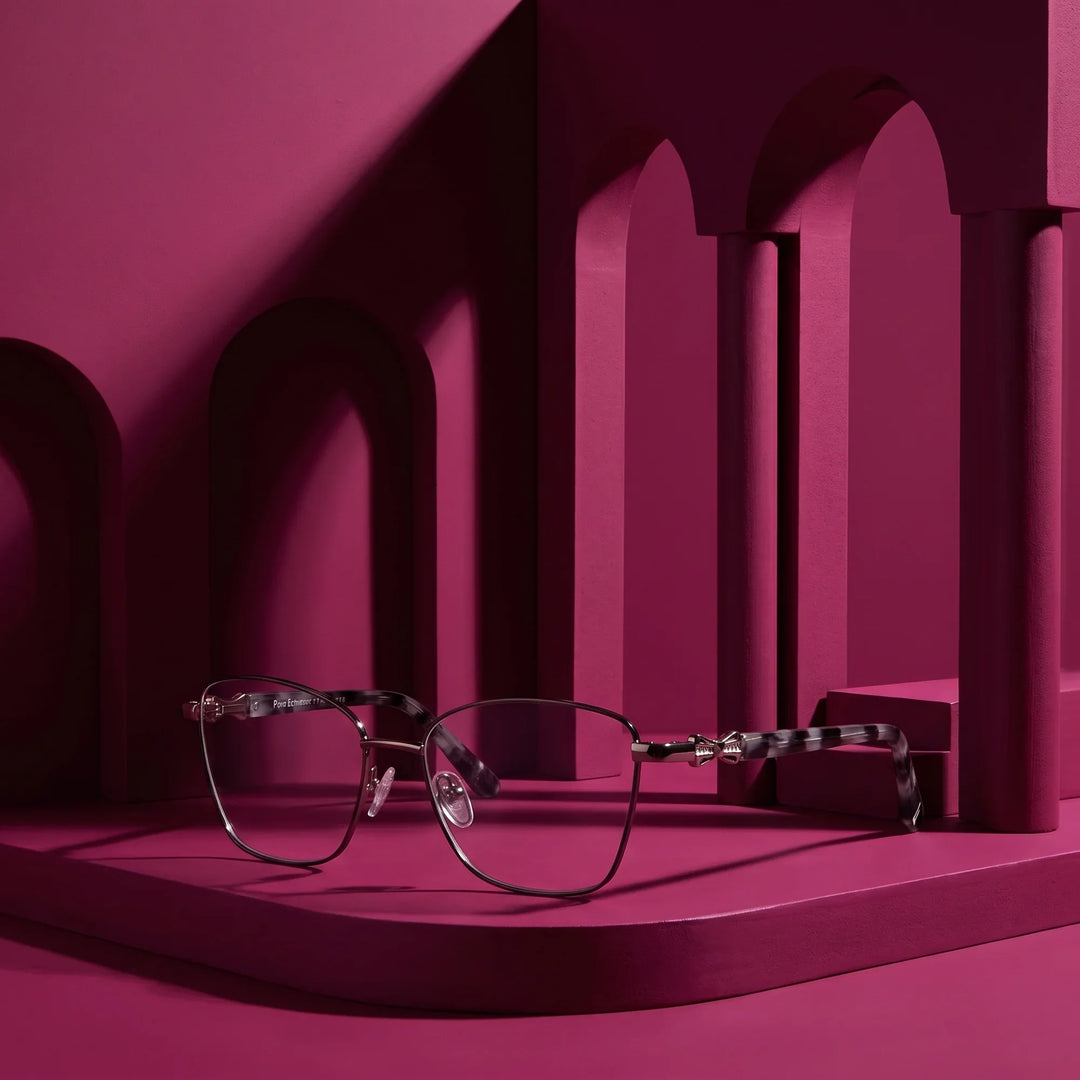 Anteojos Fiore 22115 en black silver – staged on a sculptural magenta architecture set