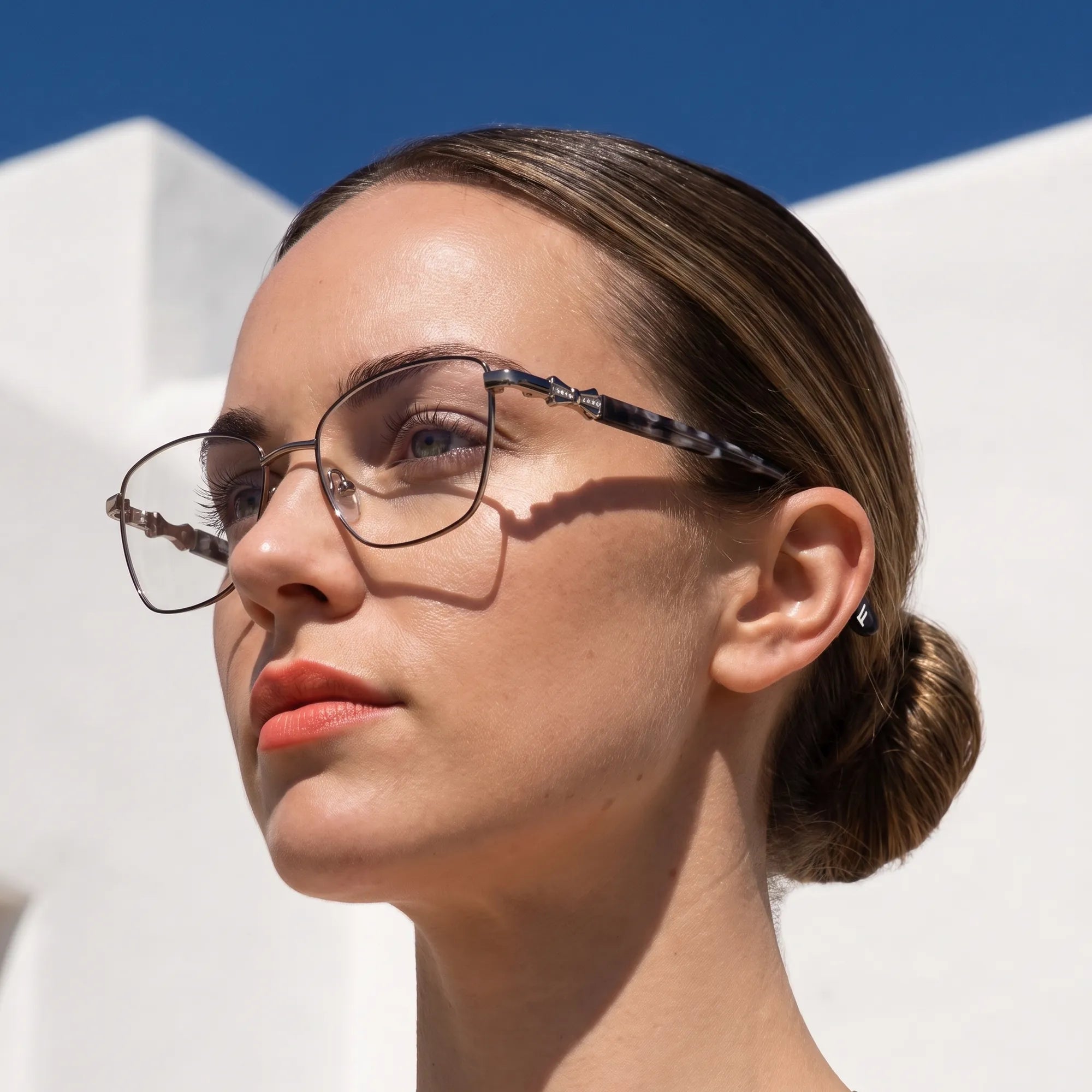 Anteojos Fiore 22115 en black silver, en modelo – retrato de campaña, cal balear al sol y cielo azul profundo
