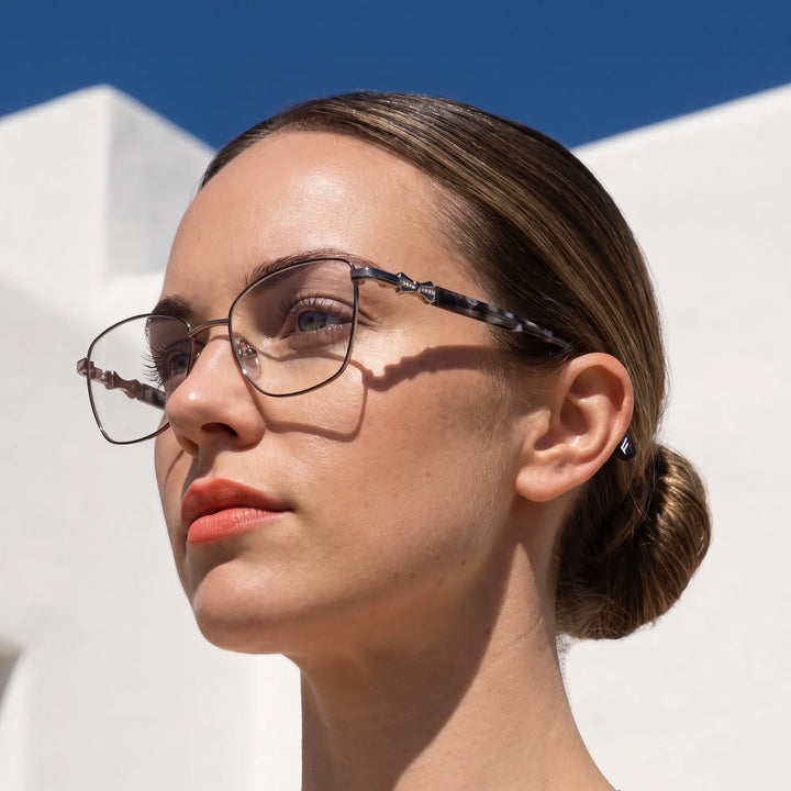 Anteojos Fiore 22115 en black silver, en modelo – retrato de campaña, cal balear al sol y cielo azul profundo