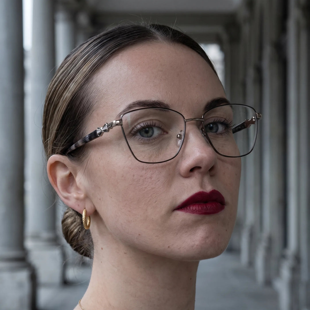 Anteojos Fiore 22115 en black silver, en modelo – retrato de campaña, retrato otoñal entre columnas de piedra