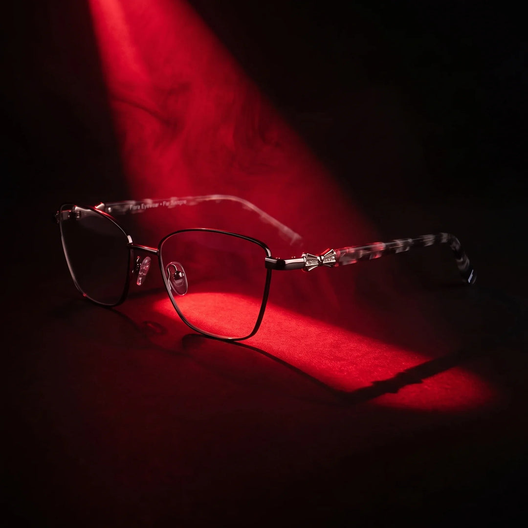 Anteojos Fiore 22115 en black silver – bajo un haz de luz teatral