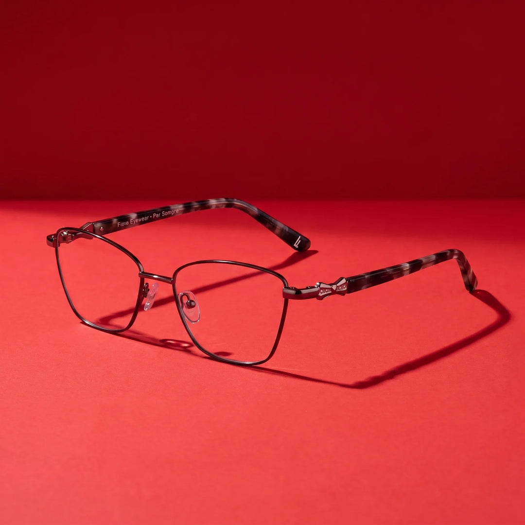 Anteojos Fiore 22115 en black silver – editorial still life on a saturated vivid red set