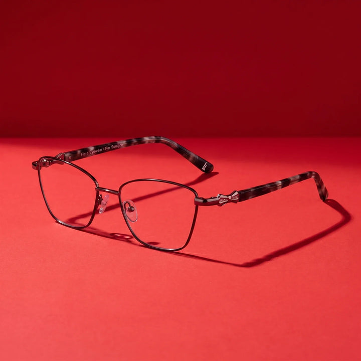 Anteojos Fiore 22115 en negro plateado – editorial still life on a saturated vivid red set