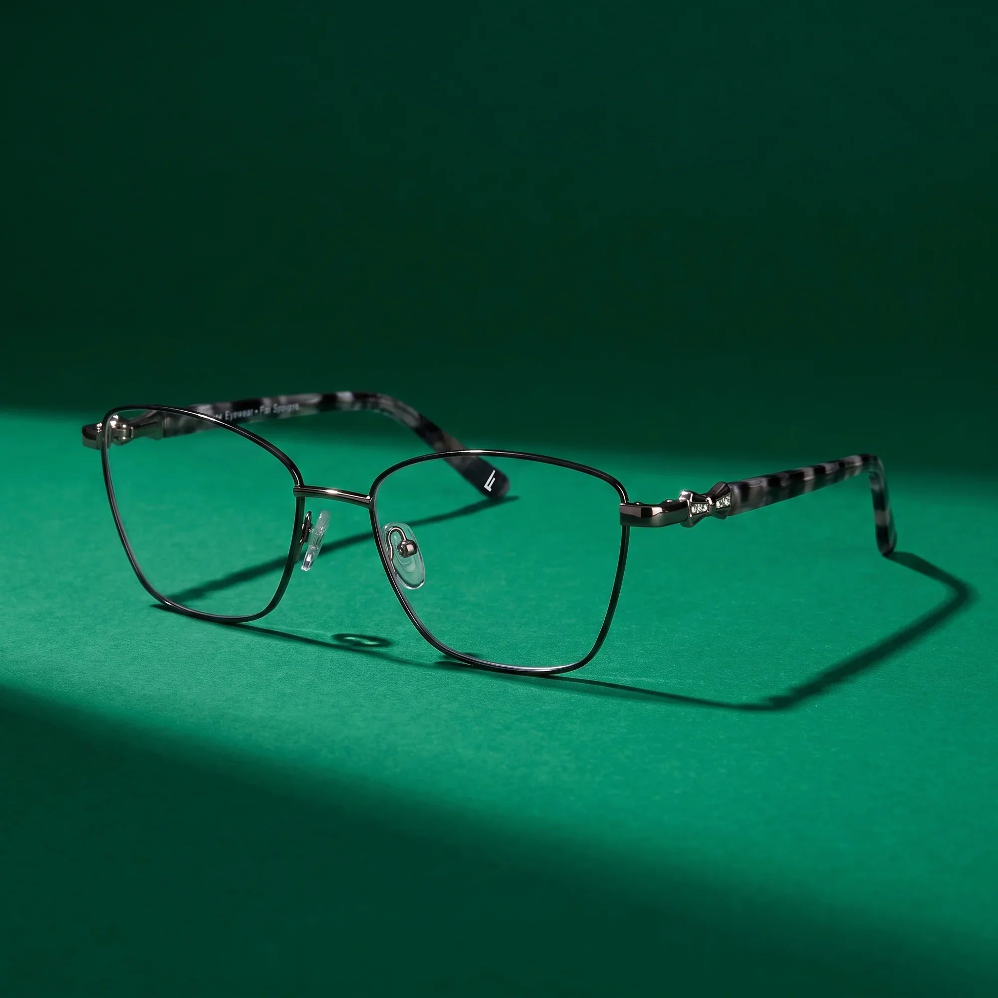 Anteojos Fiore 22115 en black silver – still life on a seamless emerald studio backdrop