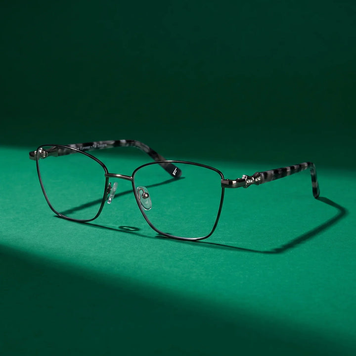 Anteojos Fiore 22115 en black silver – still life on a seamless emerald studio backdrop