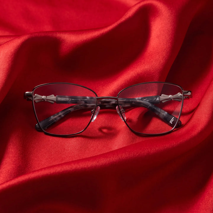 Anteojos Fiore 22115 en black silver – nested in flowing vivid red silk